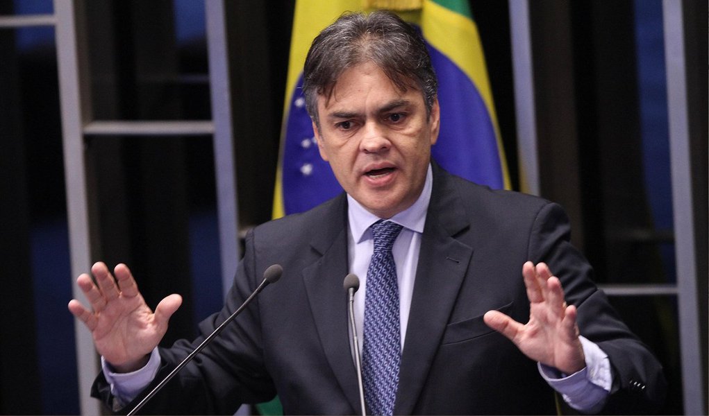 Líder do PSDB do Senado, Cássio Cunha Lima (PB), avisou nesta quarta-feira, 4, que seu partido "não vai passar a mão na cabeça" de nenhum político que estiver envolvido na lista de investigados do procurador geral da República, Rodrigo Janot; “Nós não vamos passar a mão na cabeça de quem quer que seja. Nós não faremos como partidos outros que passam a mão na cabeça e protege aqueles que já foram condenados por prática de corrupção", afirmou Cunha Lima, que foi condenado à perda do mandato de governador da Paraíba em 2008; senador Aécio Neves (PSDB), que chegou a ser cogitado que estaria envolvido na Lava Jato, não está entre os alvos de inquérito de Janot
(Foto: Aquiles Lins)
Líder do PSDB do Senado, Cássio Cunha Lima (PB), avisou nesta quarta-feira, 4, que seu partido "não vai passar a mão na cabeça" de nenhum político que estiver envolvido na lista de investigados do procurador geral da República, Rodrigo Janot; “Nós não vamos passar a mão na cabeça de quem quer que seja. Nós não faremos como partidos outros que passam a mão na cabeça e protege aqueles que já foram condenados por prática de corrupção", afirmou Cunha Lima, que foi condenado à perda do mandato de governador da Paraíba em 2008; senador Aécio Neves (PSDB), que chegou a ser cogitado que estaria envolvido na Lava Jato, não está entre os alvos de inquérito de Janot