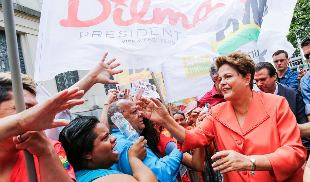 Esse é o número que consta na prestação final de contas eleitorais ao Tribunal Superior Eleitoral (TSE) da campanha à reeleição da petista; candidatura gastou R$ 318,35 milhões, abaixo do previsto, que era de R$ 383 milhões; excedente de R$ 169 mil será repassado para a direção nacional da sigla, para contribuir com o pagamento de outras campanhas eleitorais; comitê financeiro da presidente vai declarar ainda cerca de R$ 32 milhões em despesas com materiais de campanha a governador e deputados nos quais a imagem e nome da presidente também apareceu; contas de Dilma serão analisadas pelo ministro Gilmar Mendes (Foto: Gisele Federicce) Esse é o número que consta na prestação final de contas eleitorais ao Tribunal Superior Eleitoral (TSE) da campanha à reeleição da petista; candidatura gastou R$ 318,35 milhões, abaixo do previsto, que era de R$ 383 milhões; excedente de R$ 169 mil será repassado para a direção nacional da sigla, para contribuir com o pagamento de outras campanhas eleitorais; comitê financeiro da presidente vai declarar ainda cerca de R$ 32 milhões em despesas com materiais de campanha a governador e deputados nos quais a imagem e nome da presidente também apareceu; contas de Dilma serão analisadas pelo ministro Gilmar Mendes