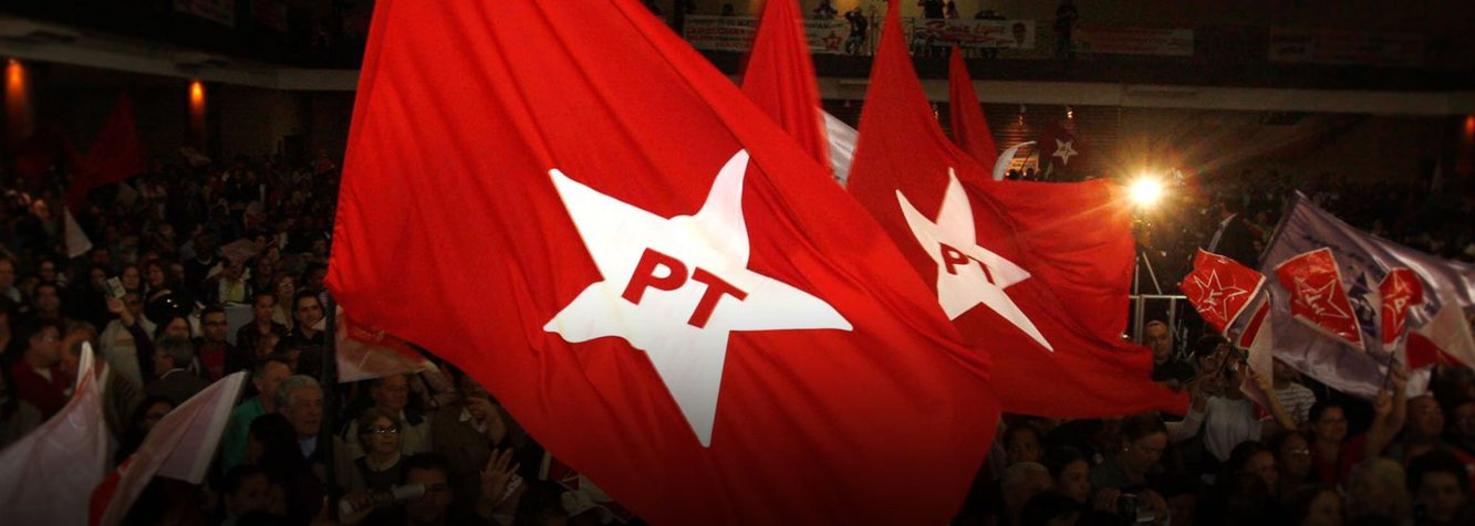 O diretório zonal do PT de São Paulo sofreu um ataque na madrugada de quarta (26); segundo o presidente municipal do partido, Paulo Fiorilo, o prédio do diretório foi alvo de um coquetel molotov; ainda segundo Fiorilo, os vidros foram estilhaçados e a porta sofreu avarias; "Na minha opinião, isso é produto do ódio e a intolerância que estão sendo disseminados contra o PT. O atentado foi de madrugada e não houve vítimas. Mas até quando?", questionou (Foto: Valter Lima) O diretório zonal do PT de São Paulo sofreu um ataque na madrugada de quarta (26); segundo o presidente municipal do partido, Paulo Fiorilo, o prédio do diretório foi alvo de um coquetel molotov; ainda segundo Fiorilo, os vidros foram estilhaçados e a porta sofreu avarias; "Na minha opinião, isso é produto do ódio e a intolerância que estão sendo disseminados contra o PT. O atentado foi de madrugada e não houve vítimas. Mas até quando?", questionou