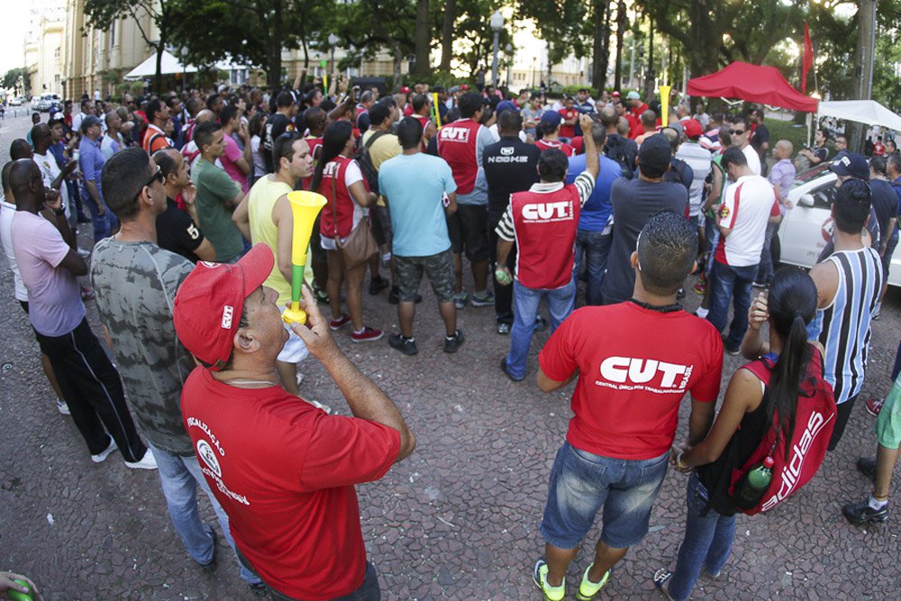12/03/2015 - Porto Alegre, RS, Brasil - Após quatro dias de greve, vigilantes suspendem greve até a próxima quarta-feira. Foto: Guilherme Santos/Sul21 (Foto: Leonardo Lucena) 12/03/2015 - Porto Alegre, RS, Brasil - Após quatro dias de greve, vigilantes suspendem greve até a próxima quarta-feira. Foto: Guilherme Santos/Sul21