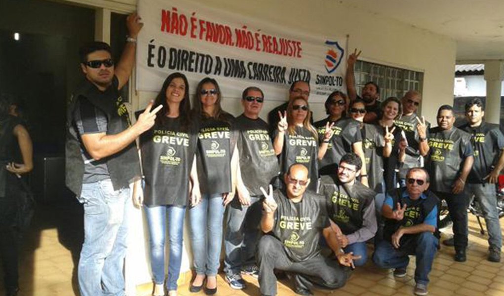 Horas depois de a Secretaria de Segurança Pública (SSP) divulgar que uma parte dos policiais civis, cuja greve já dura um mês, começou a retornar ao trabalho, o Sindicato dos Policiais Civis reagiu e contestou a informação da pasta; segundo o Sinpol, a paralisação segue "total"; “A nossa greve segue firme e forte. Não houve qualquer deliberação contrária e na última assembleia geral a decisão de manter a greve enquanto não houver uma proposta concreta do Estado foi geral”, explicou o presidente do Sinpol, Moisemar Marinho, que classificou a informação da SSP como "mentira"; pasta prometeu apresentar balanço com policiais que informaram retorno ao trabalho (Foto: Aquiles Lins) Horas depois de a Secretaria de Segurança Pública (SSP) divulgar que uma parte dos policiais civis, cuja greve já dura um mês, começou a retornar ao trabalho, o Sindicato dos Policiais Civis reagiu e contestou a informação da pasta; segundo o Sinpol, a paralisação segue "total"; “A nossa greve segue firme e forte. Não houve qualquer deliberação contrária e na última assembleia geral a decisão de manter a greve enquanto não houver uma proposta concreta do Estado foi geral”, explicou o presidente do Sinpol, Moisemar Marinho, que classificou a informação da SSP como "mentira"; pasta prometeu apresentar balanço com policiais que informaram retorno ao trabalho
