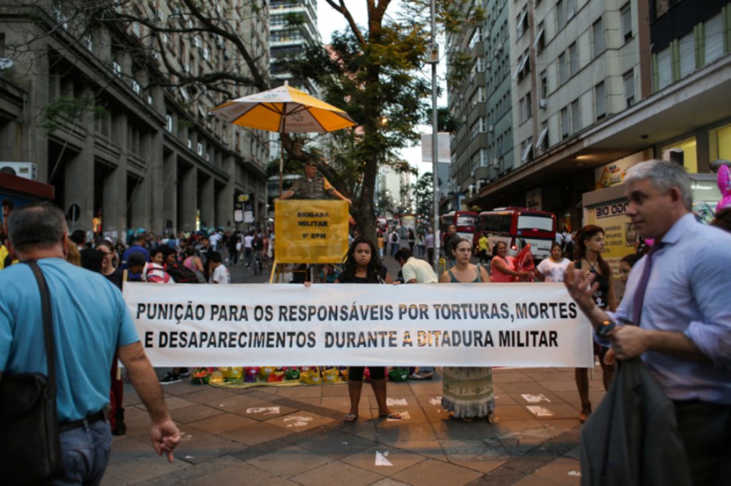 Um movimento independente de jovens, artistas e intelectuais defensores da democracia realizou um ato para marcar os 51 anos do Golpe Militar no Brasil; a intervenção ocorreu na Esquina Democrática, tradicional trecho de lutas sociais e populares da Rua dos Andradas, em Porto Alegre; "Contra golpe político ou militar" foi a motivação da chamada 'descomemoração' do aniversário do regime militar (Foto: Leonardo Lucena) Um movimento independente de jovens, artistas e intelectuais defensores da democracia realizou um ato para marcar os 51 anos do Golpe Militar no Brasil; a intervenção ocorreu na Esquina Democrática, tradicional trecho de lutas sociais e populares da Rua dos Andradas, em Porto Alegre; "Contra golpe político ou militar" foi a motivação da chamada 'descomemoração' do aniversário do regime militar