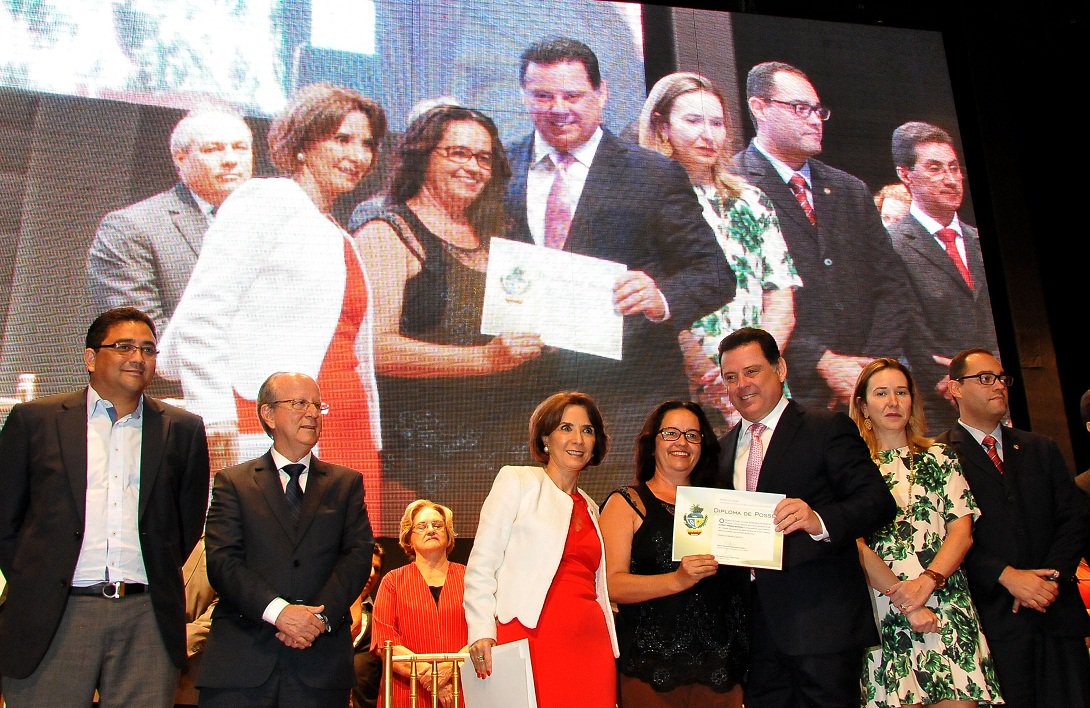 Governador e secretária estadual de Educação, Raquel Teixeira, empossaram nesta terça-feira, em solenidade no Centro Cultural Oscar Niemeyer, os diretores eleitos das 1.070 escolas da rede estadual; Marconi lembrou que Goiás é pioneiro no sistema de eleições diretas nas escolas estaduais, implantado oficialmente há 16 anos, quando ele assumiu o governo pela primeira vez; governador ressaltou a importância das eleições diretas para consolidar a democracia nas escolas e destacou os avanços experimentados pela Educação estadual nos últimos anos, coroados em 2014 com o 1º lugar no Índice de Desenvolvimento da Educação Básica (Ideb) (Foto: José Barbacena) Governador e secretária estadual de Educação, Raquel Teixeira, empossaram nesta terça-feira, em solenidade no Centro Cultural Oscar Niemeyer, os diretores eleitos das 1.070 escolas da rede estadual; Marconi lembrou que Goiás é pioneiro no sistema de eleições diretas nas escolas estaduais, implantado oficialmente há 16 anos, quando ele assumiu o governo pela primeira vez; governador ressaltou a importância das eleições diretas para consolidar a democracia nas escolas e destacou os avanços experimentados pela Educação estadual nos últimos anos, coroados em 2014 com o 1º lugar no Índice de Desenvolvimento da Educação Básica (Ideb)