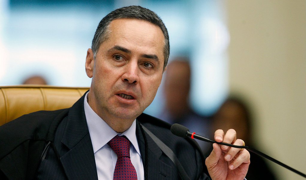 Ministro Luís Roberto Barroso (foto), do Supremo Tribunal Federal, negou seguimento ao mandado de segurança pelo qual a Comissão Parlamentar Mista de Inquérito da Petrobras pretendia ter acesso integral ao conteúdo dos depoimentos prestados pelo ex-diretor da Petrobras Paulo Roberto Costa, em acordo de colaboração premiada, à Justiça Federal; “O sigilo é da essência da investigação. Portanto, está longe de ser teratológica a interpretação segundo a qual, até o recebimento da denúncia, o acesso aos depoimentos colhidos em regime de colaboração premiada é restrito ao juiz, ao membro do Ministério Público, ao delegado de polícia e aos defensores que atuam nos autos”, justificou (Foto: Valter Lima) Ministro Luís Roberto Barroso (foto), do Supremo Tribunal Federal, negou seguimento ao mandado de segurança pelo qual a Comissão Parlamentar Mista de Inquérito da Petrobras pretendia ter acesso integral ao conteúdo dos depoimentos prestados pelo ex-diretor da Petrobras Paulo Roberto Costa, em acordo de colaboração premiada, à Justiça Federal; “O sigilo é da essência da investigação. Portanto, está longe de ser teratológica a interpretação segundo a qual, até o recebimento da denúncia, o acesso aos depoimentos colhidos em regime de colaboração premiada é restrito ao juiz, ao membro do Ministério Público, ao delegado de polícia e aos defensores que atuam nos autos”, justificou