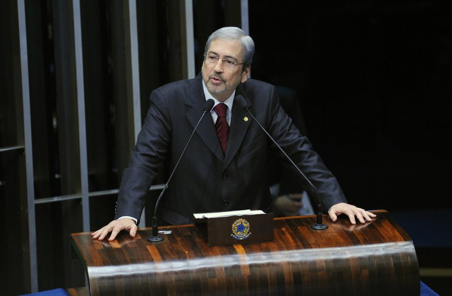 Líder do PSDB na Câmara em 2014, Antônio Imbassahy assumiu nesta quinta-feira a vice-presidência da CPI da Petrobras, com 23 votos a favor e quatro em branco; ele reforçou os objetivos do colegiado; "Não deveremos nos desviar dos interesses principais da investigação, que é chegar a todos os envolvidos e reerguer a Petrobras. Estarei ao lado de todos os colegas, buscando harmonizar e focando num bom resultado. Vamos atuar com o interesse de fazer um bom trabalho para o país", prometeu o deputado (Foto: Romulo Faro) Líder do PSDB na Câmara em 2014, Antônio Imbassahy assumiu nesta quinta-feira a vice-presidência da CPI da Petrobras, com 23 votos a favor e quatro em branco; ele reforçou os objetivos do colegiado; "Não deveremos nos desviar dos interesses principais da investigação, que é chegar a todos os envolvidos e reerguer a Petrobras. Estarei ao lado de todos os colegas, buscando harmonizar e focando num bom resultado. Vamos atuar com o interesse de fazer um bom trabalho para o país", prometeu o deputado