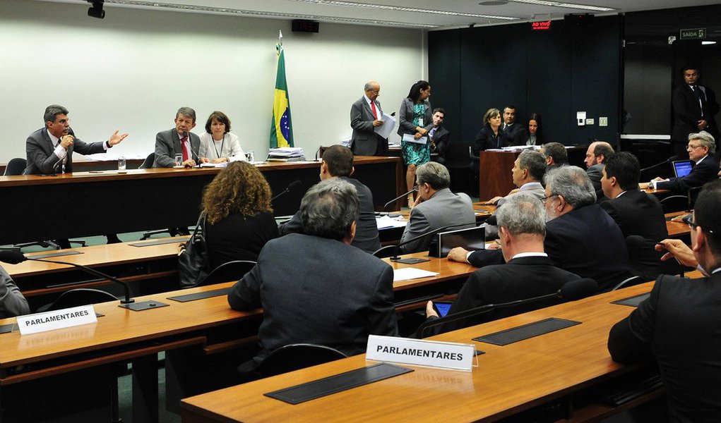 No dia seguinte à derrota na Comissão Mista de Orçamento (CMO) que adiou a decisão sobre o projeto de lei do Executivo que modifica a Lei de Diretrizes Orçamentárias para alterar a meta fiscal, o ministro Ricardo Berzoini (Relações Institucionais) e o deputado Henrique Fontana (PT-RS), líder do governo na Câmara, acordaram com a missão de reforçar a posição da base e tentar convencer integrantes do colegiado a voltar para Brasília na próxima segunda-feira (24) para que a sessão seja retomada; a proposta é tentar aprovar o projeto ainda na segunda, para que o texto siga para o plenário do Congresso no dia seguinte (Foto: Leonardo Araújo) No dia seguinte à derrota na Comissão Mista de Orçamento (CMO) que adiou a decisão sobre o projeto de lei do Executivo que modifica a Lei de Diretrizes Orçamentárias para alterar a meta fiscal, o ministro Ricardo Berzoini (Relações Institucionais) e o deputado Henrique Fontana (PT-RS), líder do governo na Câmara, acordaram com a missão de reforçar a posição da base e tentar convencer integrantes do colegiado a voltar para Brasília na próxima segunda-feira (24) para que a sessão seja retomada; a proposta é tentar aprovar o projeto ainda na segunda, para que o texto siga para o plenário do Congresso no dia seguinte