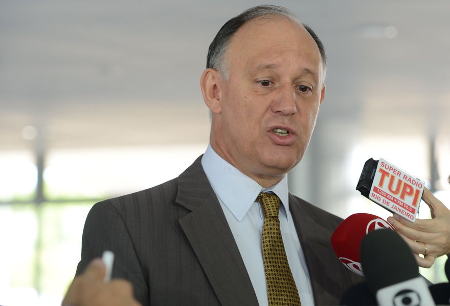 Ex-ministro das Relações Institucionais, Pepe Vargas disse que aceitou o convite da presidente para assumir a Secretaria dos Direitos Humanos no lugar de Ideli Salvatti; "A presidenta insistiu em querer que eu permanecesse na sua equipe", disse, em coletiva; mas ressaltou que "a presidenta não confirmou essa questão da SDH. Não houve um comunicado oficial em relação a isso" (Foto: Gisele Federicce) Ex-ministro das Relações Institucionais, Pepe Vargas disse que aceitou o convite da presidente para assumir a Secretaria dos Direitos Humanos no lugar de Ideli Salvatti; "A presidenta insistiu em querer que eu permanecesse na sua equipe", disse, em coletiva; mas ressaltou que "a presidenta não confirmou essa questão da SDH. Não houve um comunicado oficial em relação a isso"