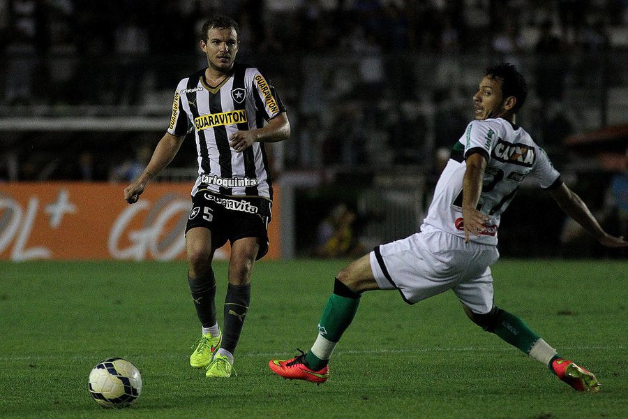 A torcida até compareceu em bom número, mas o Botafogo voltou a decepcionar e praticamente decretou a sua ida para a Segunda Divisão ao perder, em São Januário, para o Figueirense por 1 a 0 pela 35ª rodada do Campeonato Brasileiro. (Foto: Luis Mauro Queiroz) A torcida até compareceu em bom número, mas o Botafogo voltou a decepcionar e praticamente decretou a sua ida para a Segunda Divisão ao perder, em São Januário, para o Figueirense por 1 a 0 pela 35ª rodada do Campeonato Brasileiro.