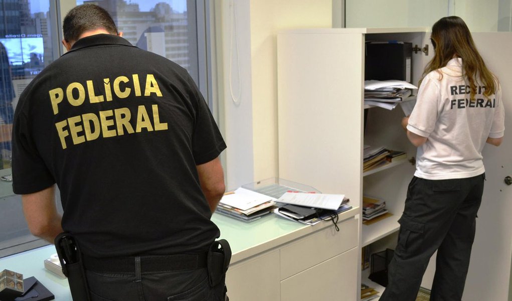 A Polícia Federal cumpriu mandados de prisão e condução coercitiva (encaminhamento à delegacia) contra 35 auditores da Receita Federal, contadores e empresários; eles são suspeitos de provocar um prejuízo de R$ 1 bilhão aos cofres públicos, por meio da redução indevida de impostos para beneficiar empresários (Foto: Leonardo Lucena) A Polícia Federal cumpriu mandados de prisão e condução coercitiva (encaminhamento à delegacia) contra 35 auditores da Receita Federal, contadores e empresários; eles são suspeitos de provocar um prejuízo de R$ 1 bilhão aos cofres públicos, por meio da redução indevida de impostos para beneficiar empresários