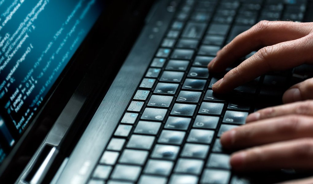 Os registros de ocorrências de qualquer tipo de crime feitos nas delegacias de todo o estado do Rio de Janeiro já podem ser acompanhadas pela internet; as pessoas podem acessar o Portal da Transparência, uma ferramenta da Polícia Civil, que permite consultar o registro online a partir de um código que deve ser solicitado no ato do registro
(Foto: Leonardo Lucena) Os registros de ocorrências de qualquer tipo de crime feitos nas delegacias de todo o estado do Rio de Janeiro já podem ser acompanhadas pela internet; as pessoas podem acessar o Portal da Transparência, uma ferramenta da Polícia Civil, que permite consultar o registro online a partir de um código que deve ser solicitado no ato do registro