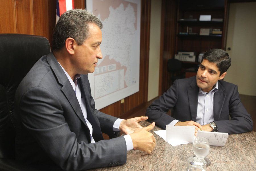 Passado o calor das eleições, o ambiente volta a ficar tranquilo entre o prefeito ACM Neto e o governador Rui Costa, líderes do DEM e do PT na Bahia, respectivamente; eles devem entrar em acordo para encerrar as ações judiciais que um moveu contra o outro na campanha de 2014; ontem (25), o Superior Tribunal de Justiça determinou que Rui apresentasse, no prazo de 15 dias, resposta à imputação, por conta da ação criminal que ACM moveu contra ele; nesta ação, o prefeito acusa o petista de calúnia, injúria e difamação; expectativa é que, após o entendimento, sejam excluídas essas ações movidas durante a campanha do ano passado (Foto: Romulo Faro) Passado o calor das eleições, o ambiente volta a ficar tranquilo entre o prefeito ACM Neto e o governador Rui Costa, líderes do DEM e do PT na Bahia, respectivamente; eles devem entrar em acordo para encerrar as ações judiciais que um moveu contra o outro na campanha de 2014; ontem (25), o Superior Tribunal de Justiça determinou que Rui apresentasse, no prazo de 15 dias, resposta à imputação, por conta da ação criminal que ACM moveu contra ele; nesta ação, o prefeito acusa o petista de calúnia, injúria e difamação; expectativa é que, após o entendimento, sejam excluídas essas ações movidas durante a campanha do ano passado