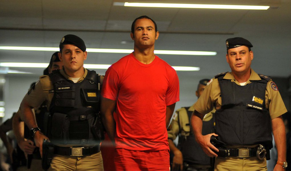 O ex-goleiro Bruno Fernandes foi transferido de Francisco Sá, Norte de Minas, para o Presídio Nelson Hungria, em Contagem, na Região Metropolitana de Belo Horizonte. A informação é da Secretaria Estadual de Defesa Social; a pasta alegou que houve questões de segurança para a transferência de Bruno, preso em 2010 e condenado a 22 anos de detenção pela morte da sua ex-amante Eliza Samudio; a defesa não comentou sobre o motivo da mudança (Foto: Leonardo Lucena) O ex-goleiro Bruno Fernandes foi transferido de Francisco Sá, Norte de Minas, para o Presídio Nelson Hungria, em Contagem, na Região Metropolitana de Belo Horizonte. A informação é da Secretaria Estadual de Defesa Social; a pasta alegou que houve questões de segurança para a transferência de Bruno, preso em 2010 e condenado a 22 anos de detenção pela morte da sua ex-amante Eliza Samudio; a defesa não comentou sobre o motivo da mudança