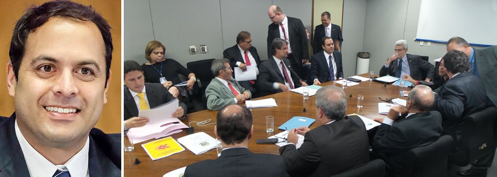 O governador eleito de Pernambuco, Paulo Câmara (PSB), pediu empenho a bancada federal para conseguir recursos da União por meio de emendas parlamentares ao longo da sua gestão; no encontro, realizado nesta terça-feira (19), em Brasília, o socialista apresentou sugestões para seis emendas parlamentares consideradas por ele como estratégicas; estão incluídas aí a duplicação de rodovias, construção de hospitais e a implantação de uma barragem na Região Metropolitana do Recife (RMR); os projetos pleiteados chegam a R$ 1,6 bilhão (Foto: Paulo Emílio) O governador eleito de Pernambuco, Paulo Câmara (PSB), pediu empenho a bancada federal para conseguir recursos da União por meio de emendas parlamentares ao longo da sua gestão; no encontro, realizado nesta terça-feira (19), em Brasília, o socialista apresentou sugestões para seis emendas parlamentares consideradas por ele como estratégicas; estão incluídas aí a duplicação de rodovias, construção de hospitais e a implantação de uma barragem na Região Metropolitana do Recife (RMR); os projetos pleiteados chegam a R$ 1,6 bilhão