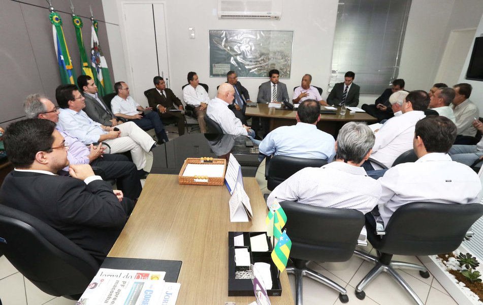 O prefeito João Alves Filho (DEM) anunciou nesta terça (3) a prorrogação para o dia 5 de abril do pagamento da segunda parcela do IPTU, que venceria na próxima quinta (5); decisão foi tomada durante a reunião que o prefeito teve com representantes da classe empresarial e da OAB, que ainda estuda a possibilidade de questionar a constitucionalidade da lei que alterou a base de cálculo do imposto aprovada no final do ano passado pela Câmara de Vereadores (Foto: Valter Lima) O prefeito João Alves Filho (DEM) anunciou nesta terça (3) a prorrogação para o dia 5 de abril do pagamento da segunda parcela do IPTU, que venceria na próxima quinta (5); decisão foi tomada durante a reunião que o prefeito teve com representantes da classe empresarial e da OAB, que ainda estuda a possibilidade de questionar a constitucionalidade da lei que alterou a base de cálculo do imposto aprovada no final do ano passado pela Câmara de Vereadores