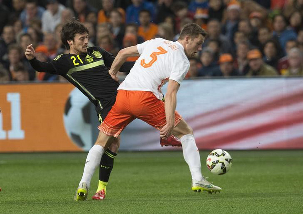 David Silva (esquerda), da Espanha, disputa lance com Stefan de Vrtij, da Holanda, em amistoso na Arena Amsterdã, na Holanda, nesta terça-feira. 31/03/2015 REUTERS/Toussaint Kluiters/United Photos (Foto: Luis Mauro Queiroz) David Silva (esquerda), da Espanha, disputa lance com Stefan de Vrtij, da Holanda, em amistoso na Arena Amsterdã, na Holanda, nesta terça-feira. 31/03/2015 REUTERS/Toussaint Kluiters/United Photos