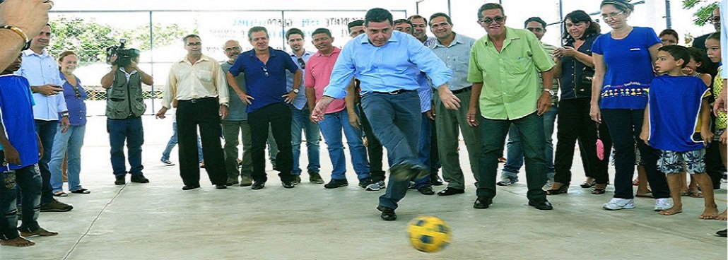 Dando sequência à agenda de inaugurações de obras estaduais, o governador esteve neste sábado em dois municípios da região metropolitana de Goiânia: Abadia de Goiás e Guapó; no primeiro, entrregou uma quadra coberta no Colégio Estadual Libânio da Silva, 62 mil metros quadrados de pavimentação asfáltica urbana e 29 Cheques Mais Moradia, para troca de casas de placas por de alvenaria; em Guapó, Marconi inaugurou mais duas quadras cobertas em colégios; “Quando cuidamos da escola, estamos cuidando da família” (Foto: José Barbacena) Dando sequência à agenda de inaugurações de obras estaduais, o governador esteve neste sábado em dois municípios da região metropolitana de Goiânia: Abadia de Goiás e Guapó; no primeiro, entrregou uma quadra coberta no Colégio Estadual Libânio da Silva, 62 mil metros quadrados de pavimentação asfáltica urbana e 29 Cheques Mais Moradia, para troca de casas de placas por de alvenaria; em Guapó, Marconi inaugurou mais duas quadras cobertas em colégios; “Quando cuidamos da escola, estamos cuidando da família”