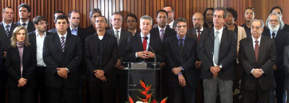 Governador eleito do Distrito Federal, Rodrigo Rollemberg (PSB) reafirmou a pretensão de extinguir 60% dos cargos comissionados de livre provimento, que somam cerca de oito mil servidores, conforme dados oficiais de novembro; austeridade é a palavra-chave do futuro governador, que também reduziu o número de secretarias – serão 34; o governo atual conta com 39 pastas; o rombo nas contas públicas do GDF está estimado em R$ 3,8 bilhões; "A primeira tarefa são as ações que vão garantir a redução das despesas e o aumento da receita. São as medidas de austeridade para conseguir em pouco tempo o equilíbrio nas contas do DF", disse o pessebista (Foto: Leonardo Lucena) Governador eleito do Distrito Federal, Rodrigo Rollemberg (PSB) reafirmou a pretensão de extinguir 60% dos cargos comissionados de livre provimento, que somam cerca de oito mil servidores, conforme dados oficiais de novembro; austeridade é a palavra-chave do futuro governador, que também reduziu o número de secretarias – serão 34; o governo atual conta com 39 pastas; o rombo nas contas públicas do GDF está estimado em R$ 3,8 bilhões; "A primeira tarefa são as ações que vão garantir a redução das despesas e o aumento da receita. São as medidas de austeridade para conseguir em pouco tempo o equilíbrio nas contas do DF", disse o pessebista
