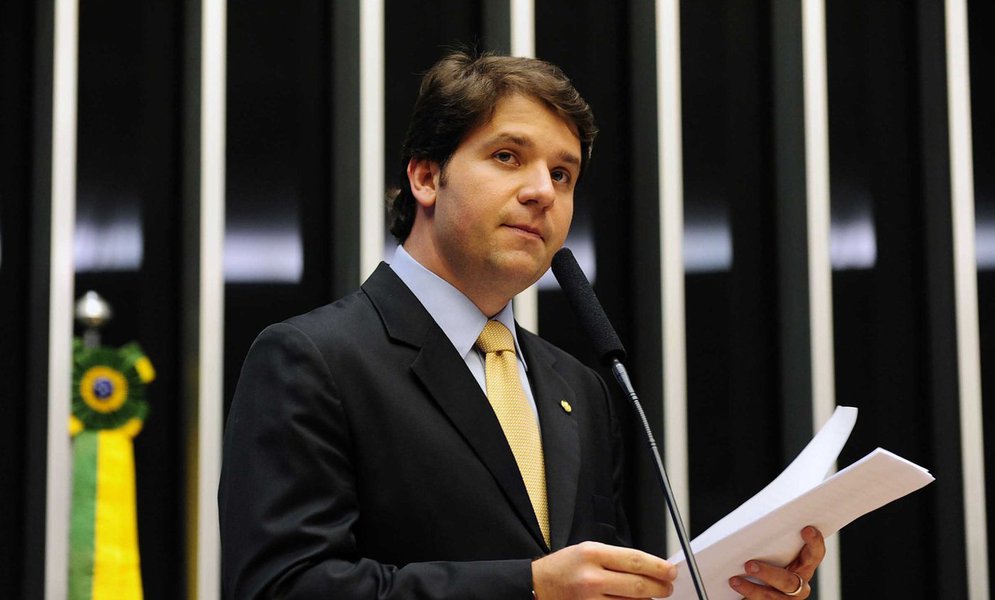 Apesar de estar praticamente livre da cassação de seu mandato por processo no Conselho de Ética da Câmara dos Deputados, o baiano Luiz Argôlo (SD) tem novas complicações à vista; o Ministério Público Federal (MPF) pediu ao Supremo Tribunal Federal (STF) abertura de inquérito para investigar sua possível ligação com Alberto Youssef, apontado como cabeça do esquema de desvio de recursos da Petrobras; Argôlo teria ganhado um helicóptero de presente e ainda seria sócio informal do doleiro em uma empresa de fachada (Foto: Romulo Faro) Apesar de estar praticamente livre da cassação de seu mandato por processo no Conselho de Ética da Câmara dos Deputados, o baiano Luiz Argôlo (SD) tem novas complicações à vista; o Ministério Público Federal (MPF) pediu ao Supremo Tribunal Federal (STF) abertura de inquérito para investigar sua possível ligação com Alberto Youssef, apontado como cabeça do esquema de desvio de recursos da Petrobras; Argôlo teria ganhado um helicóptero de presente e ainda seria sócio informal do doleiro em uma empresa de fachada