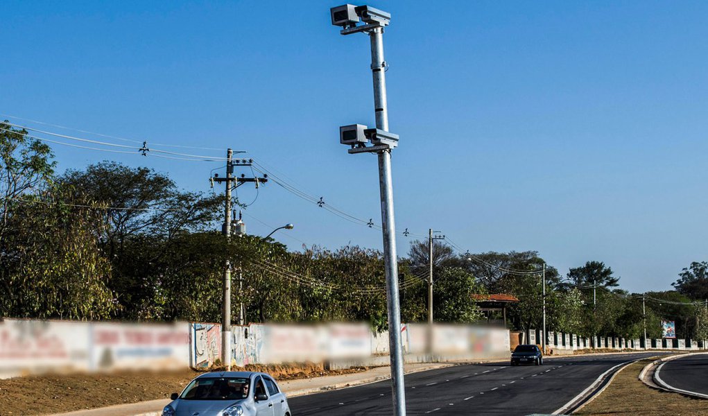 Atualmente 240 redutores de velocidade estão instalados em pontos críticos de acidentes nas rodovias sob jurisdição do órgão; com a conclusão da licitação, equipamentos de controle de velocidade entrarão em operação, representando um crescimento em torno de 63%, com o objetivo de proporcionar segurança nas estradas mineiras (Foto: Luis Mauro Queiroz) Atualmente 240 redutores de velocidade estão instalados em pontos críticos de acidentes nas rodovias sob jurisdição do órgão; com a conclusão da licitação, equipamentos de controle de velocidade entrarão em operação, representando um crescimento em torno de 63%, com o objetivo de proporcionar segurança nas estradas mineiras