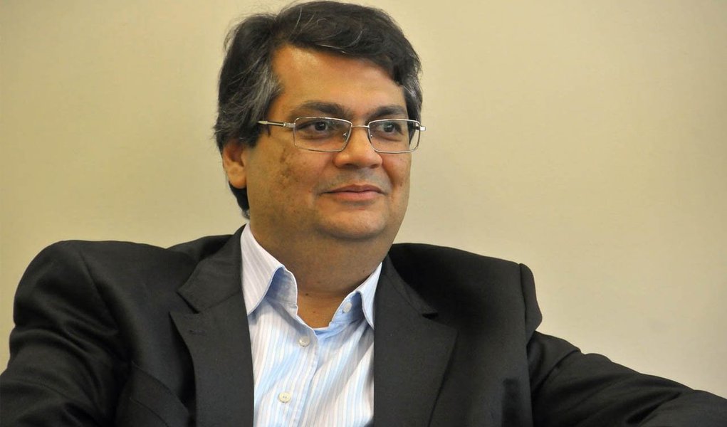 Governador eleito do Maranhão, Flávio Dino (PCdoB) afirmou neste domingo (23) que espera que o clã político de José Sarney (PMDB-AP) preste uma contribuição à Democracia sendo oposição ao futuro governo do comunista; “Isso é bom pra eles e é bom para o estado, pois queremos ter uma oposição que nos cobre, fiscalize, isso eleva a cultura democrática do Maranhão”, afirmou; segundo Dino, o Maranhão sobre de problemas crônicos, que compõem cenário de muitas dificuldades; "Autenticamente nós teremos uma herança maldita, representada por contratos inexplicáveis, aluguéis sem sentido, contratos superfaturados, obras abandonadas, obras mal planejadas, dívidas com precatórios”, listou (Foto: Aquiles Lins) Governador eleito do Maranhão, Flávio Dino (PCdoB) afirmou neste domingo (23) que espera que o clã político de José Sarney (PMDB-AP) preste uma contribuição à Democracia sendo oposição ao futuro governo do comunista; “Isso é bom pra eles e é bom para o estado, pois queremos ter uma oposição que nos cobre, fiscalize, isso eleva a cultura democrática do Maranhão”, afirmou; segundo Dino, o Maranhão sobre de problemas crônicos, que compõem cenário de muitas dificuldades; "Autenticamente nós teremos uma herança maldita, representada por contratos inexplicáveis, aluguéis sem sentido, contratos superfaturados, obras abandonadas, obras mal planejadas, dívidas com precatórios”, listou