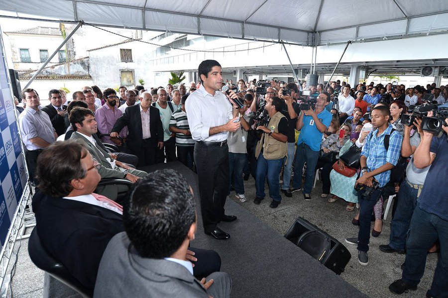 Prefeito ACM Neto empossou nesta terça-feira os novos titulares da Secretaria Municipal de Promoção Social, Esporte e Combate à Pobreza (Semps), Bruno Reis; da Empresa de Limpeza Urbana de Salvador (Limpurb), Tiago Correia; e da Agência Reguladora e Fiscalizadora dos Serviços Públicos de Salvador (Arsal), Henrique Trindade; as mudanças são parte do processo de reforma administrativa que começou no início do ano 'para melhorar a prestação de serviços públicos nos próximos dois anos de gestão', segundo o prefeito (Foto: Romulo Faro) Prefeito ACM Neto empossou nesta terça-feira os novos titulares da Secretaria Municipal de Promoção Social, Esporte e Combate à Pobreza (Semps), Bruno Reis; da Empresa de Limpeza Urbana de Salvador (Limpurb), Tiago Correia; e da Agência Reguladora e Fiscalizadora dos Serviços Públicos de Salvador (Arsal), Henrique Trindade; as mudanças são parte do processo de reforma administrativa que começou no início do ano 'para melhorar a prestação de serviços públicos nos próximos dois anos de gestão', segundo o prefeito