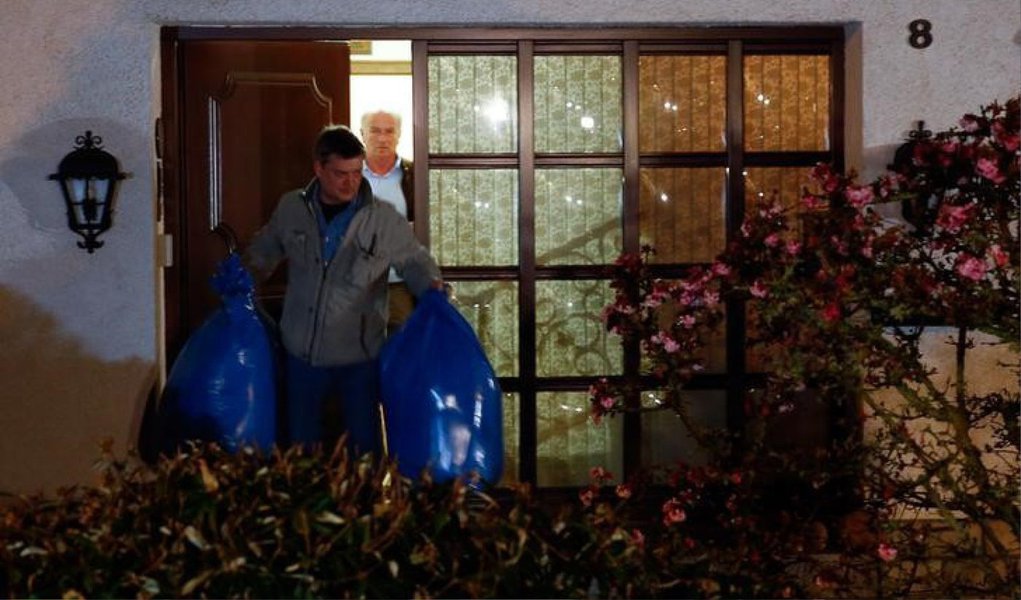 Os promotores da cidade alemã de Duesseldorf disseram que a polícia busca indícios na casa do copiloto; autoridades francesas e alemãs afirmaram não haver indicação de que a colisão de terça-feira nos Alpes Franceses foi um ataque terrorista; conhecidos descreveram Lubitz como um jovem afável, que não demonstrou sinais de ter más intenções (Foto: Gisele Federicce) Os promotores da cidade alemã de Duesseldorf disseram que a polícia busca indícios na casa do copiloto; autoridades francesas e alemãs afirmaram não haver indicação de que a colisão de terça-feira nos Alpes Franceses foi um ataque terrorista; conhecidos descreveram Lubitz como um jovem afável, que não demonstrou sinais de ter más intenções