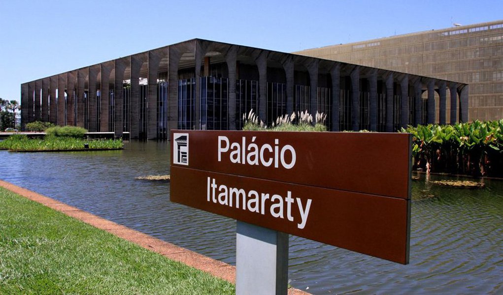 Funcionários do Ministério das Relações Exteriores têm como principais reivindicações o pagamento em dia do auxílio-moradia no exterior e os reajustes salariais de assistentes de chancelaria, diplomatas e oficiais de chancelaria; embaixadas e consulados no exterior com fuso horário à frente do brasileiro, na África, Ásia, Europa e Oceania já iniciaram a paralisação (Foto: Roberta Namour) Funcionários do Ministério das Relações Exteriores têm como principais reivindicações o pagamento em dia do auxílio-moradia no exterior e os reajustes salariais de assistentes de chancelaria, diplomatas e oficiais de chancelaria; embaixadas e consulados no exterior com fuso horário à frente do brasileiro, na África, Ásia, Europa e Oceania já iniciaram a paralisação