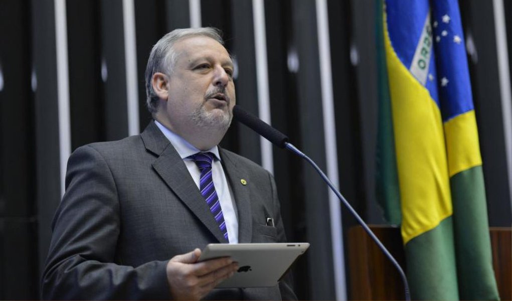 O ministro das Comunicações, Ricardo Berzoini, garantiu nesta quinta (26), na Câmara, que o governo não tem um projeto pronto de regulação da mídia; “O governo tem consciência que o tema é muito polêmico e tem que ser tratado com a mais ampla abertura ao diálogo. E estar aberto ao diálogo pressupõe não apresentar uma proposta antes de ouvir a sociedade. Então, ouvir a sociedade, ouvir os interessados, os operadores do setor, aqueles que têm atividades comerciais, aqueles que têm elaborações acadêmicas, para que possamos formar uma opinião de um governo que é multipartidário”, disse o ministro (Foto: Valter Lima) O ministro das Comunicações, Ricardo Berzoini, garantiu nesta quinta (26), na Câmara, que o governo não tem um projeto pronto de regulação da mídia; “O governo tem consciência que o tema é muito polêmico e tem que ser tratado com a mais ampla abertura ao diálogo. E estar aberto ao diálogo pressupõe não apresentar uma proposta antes de ouvir a sociedade. Então, ouvir a sociedade, ouvir os interessados, os operadores do setor, aqueles que têm atividades comerciais, aqueles que têm elaborações acadêmicas, para que possamos formar uma opinião de um governo que é multipartidário”, disse o ministro