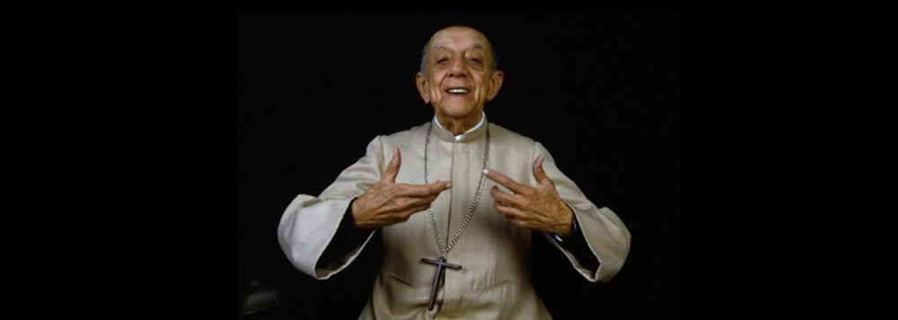 O arcebispo de Olinda e Recife, Dom Fernando Saburido, assinou, nesta quarta-feira (8), o edital que autoriza a abertura do processo de beatificação e canonização de Dom Hélder Câmara; pedido de canonização do Dom da Paz, como era conhecido, foi solicitado em maio de 2014 e parecer favorável por parte da Congregação para as Causas dos Santos, enviado pela Santa Sé, em Roma, na Itália, chegou à Arquidiocese de Olinda e Recife nesta segunda-feira (6); além de Dom Hélder, a Arquidiocese de Olinda e Recife também tenta a beatificação e canonização de Frei Damião e Dom Vital (Foto: Paulo Emílio) O arcebispo de Olinda e Recife, Dom Fernando Saburido, assinou, nesta quarta-feira (8), o edital que autoriza a abertura do processo de beatificação e canonização de Dom Hélder Câmara; pedido de canonização do Dom da Paz, como era conhecido, foi solicitado em maio de 2014 e parecer favorável por parte da Congregação para as Causas dos Santos, enviado pela Santa Sé, em Roma, na Itália, chegou à Arquidiocese de Olinda e Recife nesta segunda-feira (6); além de Dom Hélder, a Arquidiocese de Olinda e Recife também tenta a beatificação e canonização de Frei Damião e Dom Vital