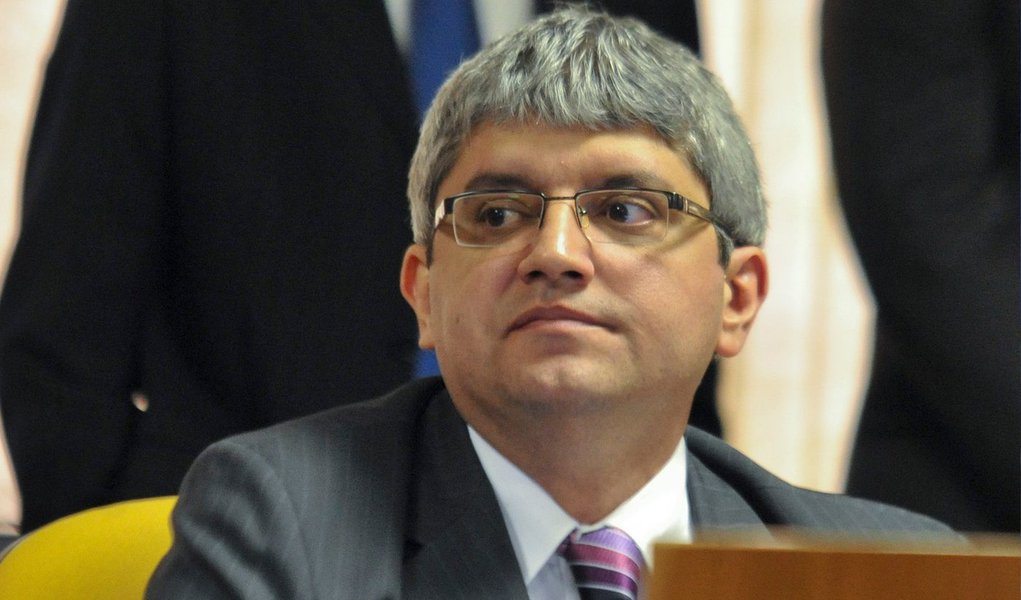Em publicação desta quinta (2) em seu blog no 247, o jornalista Paulo Moreira Leite comenta a presença de Luiz Moreira na lista de candidatos a uma vaga no STF; "Mestre e doutor em Direito pela UFMG, a cultura jurídica de Luiz Moreira não alimenta frases pedantes nem estimula um exibicionismo ilustrado, mas ajudou a consolidar uma visão de Direito apoiada em princípios firmes, permitindo uma atuação corajosa e influente. Os conhecimentos teóricos o autorizaram a fazer uma crítica, até certo ponto pioneira no Brasil, dos processos de judicialização da luta política, que permitem aos tribunais assumirem funções que, do ponto de vista constitucional, dizem respeito a soberania popular", avalia o colunista (Foto: Valter Lima) Em publicação desta quinta (2) em seu blog no 247, o jornalista Paulo Moreira Leite comenta a presença de Luiz Moreira na lista de candidatos a uma vaga no STF; "Mestre e doutor em Direito pela UFMG, a cultura jurídica de Luiz Moreira não alimenta frases pedantes nem estimula um exibicionismo ilustrado, mas ajudou a consolidar uma visão de Direito apoiada em princípios firmes, permitindo uma atuação corajosa e influente. Os conhecimentos teóricos o autorizaram a fazer uma crítica, até certo ponto pioneira no Brasil, dos processos de judicialização da luta política, que permitem aos tribunais assumirem funções que, do ponto de vista constitucional, dizem respeito a soberania popular", avalia o colunista