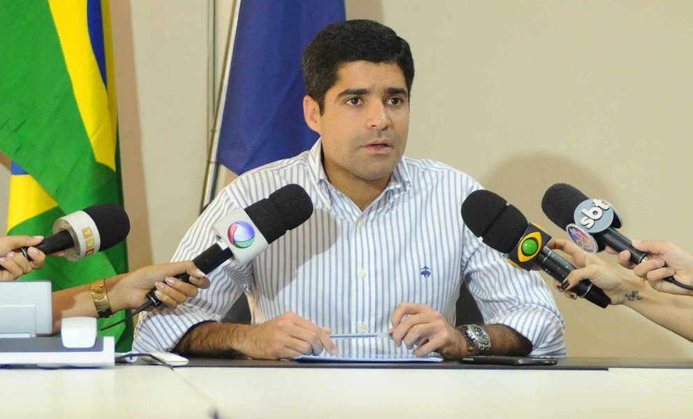 O prefeito ACM Neto disse nesta segunda-feira (6) que "a população está revoltada com toda razão" com a falta de água em Salvador e cobrou da CCR Metrô e da Embasa "providências imediatas e urgentes" para resolver o problema de abastecimento na capital baiana; "Fatalidades podem acontecer, mas depois de cinco dias, é inadmissível que a CCR e a Embasa não tenham tido capacidade para produzir uma solução", disse o prefeito (Foto: Romulo Faro) O prefeito ACM Neto disse nesta segunda-feira (6) que "a população está revoltada com toda razão" com a falta de água em Salvador e cobrou da CCR Metrô e da Embasa "providências imediatas e urgentes" para resolver o problema de abastecimento na capital baiana; "Fatalidades podem acontecer, mas depois de cinco dias, é inadmissível que a CCR e a Embasa não tenham tido capacidade para produzir uma solução", disse o prefeito