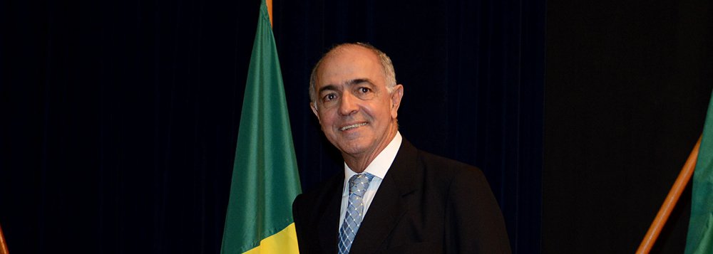 O deputado federal eleito e presidente do DEM na Bahia, José Carlos Aleluia, passa bem após procedimento cirúrgico para colocação de três stents em artérias com estreitamento; ele deve permanecer internado no Hospital Sírio Libanês, em São Paulo, voltará para Salvador na terça-feira; "Vou passar a ceia de Natal em casa. Aproveito para tranquilizar a todos, pois estou bem e cheio de energia para o grande desafio que será meu novo mandato no Congresso Nacional", diz o líder democrata (Foto: Romulo Faro) O deputado federal eleito e presidente do DEM na Bahia, José Carlos Aleluia, passa bem após procedimento cirúrgico para colocação de três stents em artérias com estreitamento; ele deve permanecer internado no Hospital Sírio Libanês, em São Paulo, voltará para Salvador na terça-feira; "Vou passar a ceia de Natal em casa. Aproveito para tranquilizar a todos, pois estou bem e cheio de energia para o grande desafio que será meu novo mandato no Congresso Nacional", diz o líder democrata