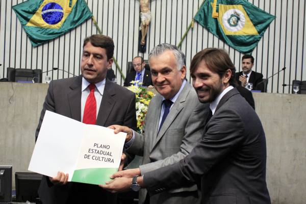 O Secretário estadual de Cultura, Guilherme Sampaio, em companhia do ministro da Cultura, Juca Ferreira, entregou na manhã de hoje, o Plano Estadual de Cultura aos deputados da Comissão de Cultura e Desporto da Assembleia Legislativa. Na ocasião o ministro anunciou a retomada do programa "Cultura Viva" e destacou a tradição cultural do Ceará (Foto: Fatima 247) O Secretário estadual de Cultura, Guilherme Sampaio, em companhia do ministro da Cultura, Juca Ferreira, entregou na manhã de hoje, o Plano Estadual de Cultura aos deputados da Comissão de Cultura e Desporto da Assembleia Legislativa. Na ocasião o ministro anunciou a retomada do programa "Cultura Viva" e destacou a tradição cultural do Ceará