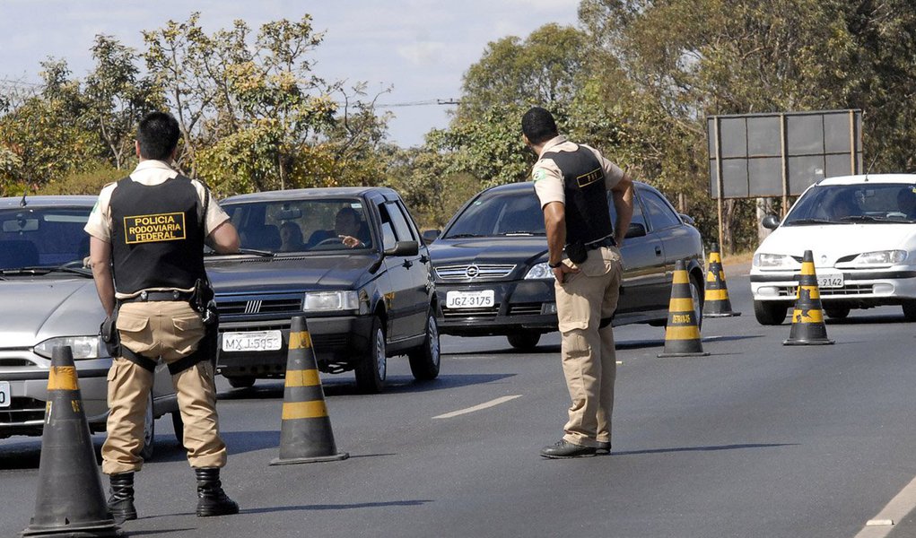 O feriado da Páscoa apresentou uma redução de 82% nos acidentes considerados graves nas rodovias federais alagoanos, segundo a da Polícia Rodoviária Federal (PRF); nos cinco dias de operação, ocorreram 14 acidentes, 20 feridos e 2 mortos nas BRs que passam por Alagoas; apesar de existir sete rodovias federais, os acidentes concentraram-se nas BRs 101, 104 e 316 (Foto: Voney Malta) O feriado da Páscoa apresentou uma redução de 82% nos acidentes considerados graves nas rodovias federais alagoanos, segundo a da Polícia Rodoviária Federal (PRF); nos cinco dias de operação, ocorreram 14 acidentes, 20 feridos e 2 mortos nas BRs que passam por Alagoas; apesar de existir sete rodovias federais, os acidentes concentraram-se nas BRs 101, 104 e 316