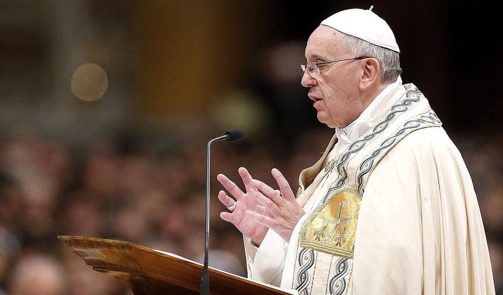 O papa Francisco disse hoje (13), quando se completam dois anos de sua eleição, que tem a sensação de que o pontificado pode ser breve, de quatro ou cinco anos, mas desmentiu que se sinta "só e sem apoio"; "Tenho a sensação de que o meu pontificado vai ser breve. Quatro ou cinco anos. Não sei. Ou dois ou três. Dois já se passaram. É uma sensação um pouco vaga que tenho, a de que o Senhor me escolheu para uma missão breve", comentou (Foto: Paulo Emílio) O papa Francisco disse hoje (13), quando se completam dois anos de sua eleição, que tem a sensação de que o pontificado pode ser breve, de quatro ou cinco anos, mas desmentiu que se sinta "só e sem apoio"; "Tenho a sensação de que o meu pontificado vai ser breve. Quatro ou cinco anos. Não sei. Ou dois ou três. Dois já se passaram. É uma sensação um pouco vaga que tenho, a de que o Senhor me escolheu para uma missão breve", comentou
