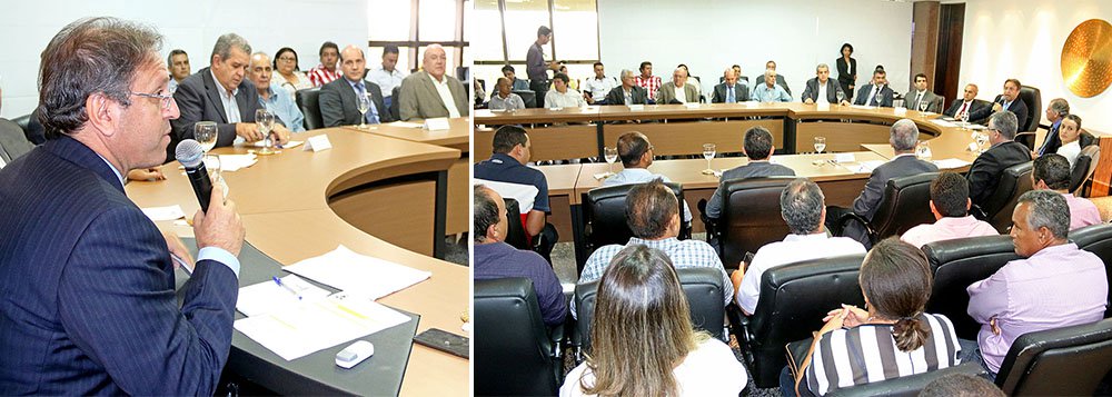 Um comitiva de 57 prefeitos tocantinense foi recebida pelo governador Marcelo Miranda (PMDB) nessa quarta-feira, 6, no Palácio Araguaia; tema principal da agenda foi o pedido de revogação na mudança do ICMS Ecológico, feita pelo ex-governador Sandoval Cardoso (SD), que prejudicou 90% dos municípios, segundo os gestores; Marcelo se comprometeu a ajudar os pleitos dos gestores e destacou o perfil municipalista da gestão; "Fazemos parte de um mesmo objetivo, independentemente de cor partidária. Tenham em mim um parceiro que quer ver o franco desenvolvimento do Estado", afirmou (Foto: Aquiles Lins) Um comitiva de 57 prefeitos tocantinense foi recebida pelo governador Marcelo Miranda (PMDB) nessa quarta-feira, 6, no Palácio Araguaia; tema principal da agenda foi o pedido de revogação na mudança do ICMS Ecológico, feita pelo ex-governador Sandoval Cardoso (SD), que prejudicou 90% dos municípios, segundo os gestores; Marcelo se comprometeu a ajudar os pleitos dos gestores e destacou o perfil municipalista da gestão; "Fazemos parte de um mesmo objetivo, independentemente de cor partidária. Tenham em mim um parceiro que quer ver o franco desenvolvimento do Estado", afirmou
