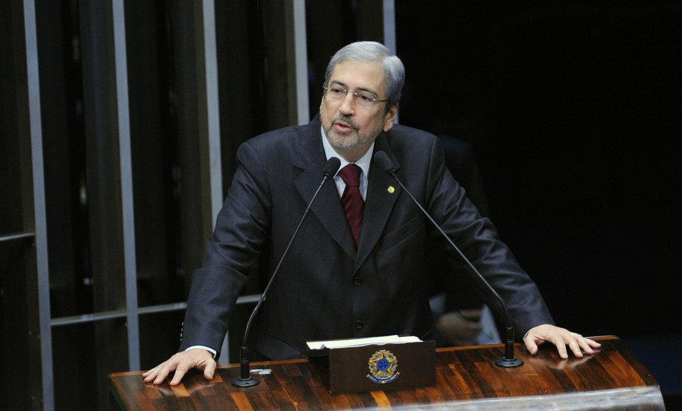 Deputado Antônio Imbassahy, do PSDB, avalia que ao designar o vice-presidente da República, Michel Temer, para assumir a relação política do Planalto com o Congresso, Dilma Rousseff "abriu mão de sua gestão"; para o tucano, o gesto significou "renúncia branca" da presidente; "Michel Temer é a bala de prata do governo. A presidente Dilma abdicou do governo ao entregar a gestão política ao vice-presidente e a economia a um banqueiro. É uma renúncia branca. Ela está lá como uma rainha da Inglaterra", disse Imbassahy (Foto: Romulo Faro) Deputado Antônio Imbassahy, do PSDB, avalia que ao designar o vice-presidente da República, Michel Temer, para assumir a relação política do Planalto com o Congresso, Dilma Rousseff "abriu mão de sua gestão"; para o tucano, o gesto significou "renúncia branca" da presidente; "Michel Temer é a bala de prata do governo. A presidente Dilma abdicou do governo ao entregar a gestão política ao vice-presidente e a economia a um banqueiro. É uma renúncia branca. Ela está lá como uma rainha da Inglaterra", disse Imbassahy