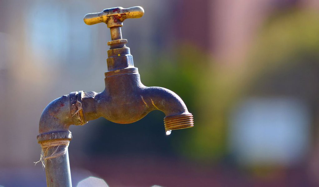 Considerando um período de chuvas no mesmo nível de 2014, previsão é que a água acabe em agosto; rodízio drástico atingiria mais de cinco milhões de pessoas; último dia em que o nível de abastecimento do Sistema Cantareira subiu foi 21 de abril; governador Geraldo Alckmin (PSDB) nega o rodízio e diz que São Paulo "está no melhor momento" (Foto: Gisele Federicce) Considerando um período de chuvas no mesmo nível de 2014, previsão é que a água acabe em agosto; rodízio drástico atingiria mais de cinco milhões de pessoas; último dia em que o nível de abastecimento do Sistema Cantareira subiu foi 21 de abril; governador Geraldo Alckmin (PSDB) nega o rodízio e diz que São Paulo "está no melhor momento"