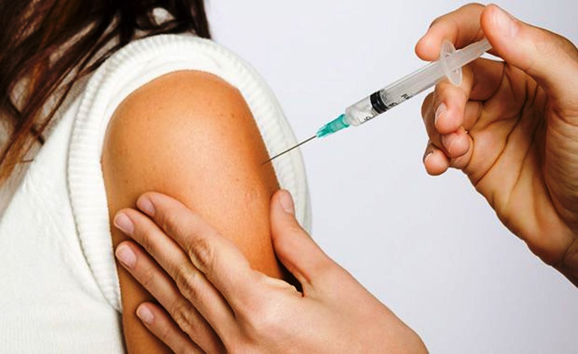 As famílias devem ficar atentos às idades indicadas para as duas vacinas. A vacina que protege do papilomavírus humano (HPV) está sendo aplicada desde o último dia 9 nos postos de saúde em meninas de 9 a 13 anos. Já a idade das crianças para serem vacinadas e protegidas do sarampo é dos seis meses a menores de cinco anos. A novidade de amanhã é a Secretaria de Saúde do Estado vai abrir as portas, excepcionalmente, para vacinar das 8 às 17 horas (Foto: Renata Paiva) As famílias devem ficar atentos às idades indicadas para as duas vacinas. A vacina que protege do papilomavírus humano (HPV) está sendo aplicada desde o último dia 9 nos postos de saúde em meninas de 9 a 13 anos. Já a idade das crianças para serem vacinadas e protegidas do sarampo é dos seis meses a menores de cinco anos. A novidade de amanhã é a Secretaria de Saúde do Estado vai abrir as portas, excepcionalmente, para vacinar das 8 às 17 horas