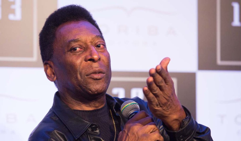 Ex-jogador Pelé, de 74 anos, voltou a ser internado em São Paulo na noite de segunda (24); ele foi ao hospital Albert Einstein para exames de revisão após ter passado por uma cirurgia de cálculos renais e teve diagnosticada uma infecção urinária; ele foi internado para iniciar o tratamento com antibióticos; não tem previsão de alta (Foto: Valter Lima) Ex-jogador Pelé, de 74 anos, voltou a ser internado em São Paulo na noite de segunda (24); ele foi ao hospital Albert Einstein para exames de revisão após ter passado por uma cirurgia de cálculos renais e teve diagnosticada uma infecção urinária; ele foi internado para iniciar o tratamento com antibióticos; não tem previsão de alta