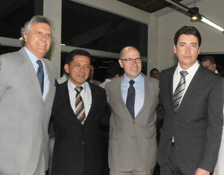 No artigo publicado no Diário da Manhã, em que detona Ronaldo Caiado, Demóstenes Torres fala das pretensões políticas do antigo aliado em Goiás; "Nessa sua linha vesga de assinalar uma coisa e fazer outra, Ronaldo Caiado deseja a extinção do DEM a fim de se filiar ao PMDB de Iris Rezende por um motivo muito simples: ambiciona estar em uma agremiação que lhe dê estrutura para disputar o governo de Goiás", escreve o ex-senador (Foto: José Barbacena) No artigo publicado no Diário da Manhã, em que detona Ronaldo Caiado, Demóstenes Torres fala das pretensões políticas do antigo aliado em Goiás; "Nessa sua linha vesga de assinalar uma coisa e fazer outra, Ronaldo Caiado deseja a extinção do DEM a fim de se filiar ao PMDB de Iris Rezende por um motivo muito simples: ambiciona estar em uma agremiação que lhe dê estrutura para disputar o governo de Goiás", escreve o ex-senador