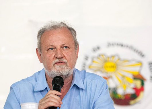 Se o agronegócio tem na senadora Kátia Abreu sua referência, os agricultores familiares e camponeses têm em João Pedro Stedile a sua. Ele é um nome à altura dos desafios da reforma agrária e da segurança alimentar no Brasil (Foto: Iriny Lopes) Se o agronegócio tem na senadora Kátia Abreu sua referência, os agricultores familiares e camponeses têm em João Pedro Stedile a sua. Ele é um nome à altura dos desafios da reforma agrária e da segurança alimentar no Brasil