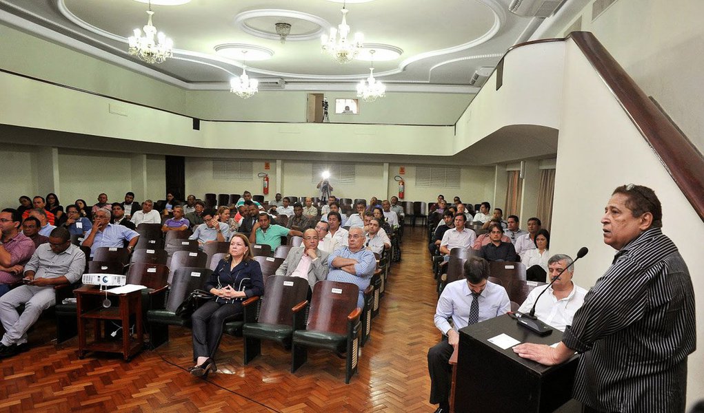 A Prefeitura de São Luís realizou na sede da Associação Comercial do Maranhão (ACM), no Centro, audiência pública para construir a licitação do transporte coletivo em São Luís; os secretários Lula Fylho (Governo) e Canindé Barros (Trânsito e Transportes) apresentaram os resultados das pesquisas de opinião que traçam o perfil do transporte coletivo da cidade e o cronograma do processo administrativo que resultará na licitação; um dos principais objetivos da audiência foi escutar os interesses e necessidades de usuários, empresários e sindicatos (Foto: Leonardo Lucena) A Prefeitura de São Luís realizou na sede da Associação Comercial do Maranhão (ACM), no Centro, audiência pública para construir a licitação do transporte coletivo em São Luís; os secretários Lula Fylho (Governo) e Canindé Barros (Trânsito e Transportes) apresentaram os resultados das pesquisas de opinião que traçam o perfil do transporte coletivo da cidade e o cronograma do processo administrativo que resultará na licitação; um dos principais objetivos da audiência foi escutar os interesses e necessidades de usuários, empresários e sindicatos