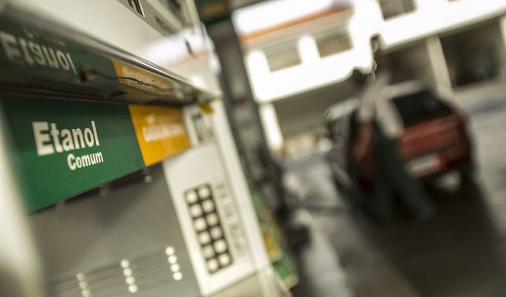 O Índice Nacional de Preços ao Consumidor Amplo (IPCA), que mede a inflação oficial, avançou 1,22% em fevereiro após alta de 1,24% em janeiro, informou o Instituto Brasileiro de Geografia e Estatística (IBGE) nesta sexta-feira, 6; com isso, em 12 meses, o IPCA acumulou avanço de 7,70% até fevereiro, nível mais alto desde maio de 2005 (8,05%) e bem acima do teto da meta do governo de 4,5%, com margem de 2 percentuais para mais ou menos; no mês o destaque individual foi a gasolina, cujos preços subiram 8,42% (Foto: Aquiles Lins) O Índice Nacional de Preços ao Consumidor Amplo (IPCA), que mede a inflação oficial, avançou 1,22% em fevereiro após alta de 1,24% em janeiro, informou o Instituto Brasileiro de Geografia e Estatística (IBGE) nesta sexta-feira, 6; com isso, em 12 meses, o IPCA acumulou avanço de 7,70% até fevereiro, nível mais alto desde maio de 2005 (8,05%) e bem acima do teto da meta do governo de 4,5%, com margem de 2 percentuais para mais ou menos; no mês o destaque individual foi a gasolina, cujos preços subiram 8,42%