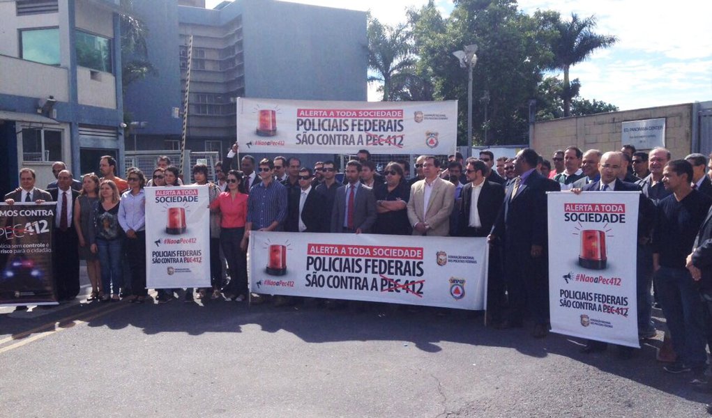 Agentes, escrivães e papiloscopistas promoveram nesta quarta-feira, 6, no Distrito Federal e em 26 estados, um ato contra a aprovação da Proposta Emenda à Constituição (PEC) 412, que prevê, entre outros pontos, a autonomia funcional e administrativa da Polícia Federal; para o presidente do Sindicato dos Policiais Federais no Distrito Federal (Sindipol-DF), Flávio Werneck, a proposta representa um risco para as políticas de segurança pública; “Você vai criar uma ampla possibilidade de arbitrariedades. Interna, como já existe, e externa, ao conceder amplos poderes a 10% do departamento", afirmou; PEC aguarda aprovação da admissibilidade na CCJ na Câmara (Foto: Aquiles Lins) Agentes, escrivães e papiloscopistas promoveram nesta quarta-feira, 6, no Distrito Federal e em 26 estados, um ato contra a aprovação da Proposta Emenda à Constituição (PEC) 412, que prevê, entre outros pontos, a autonomia funcional e administrativa da Polícia Federal; para o presidente do Sindicato dos Policiais Federais no Distrito Federal (Sindipol-DF), Flávio Werneck, a proposta representa um risco para as políticas de segurança pública; “Você vai criar uma ampla possibilidade de arbitrariedades. Interna, como já existe, e externa, ao conceder amplos poderes a 10% do departamento", afirmou; PEC aguarda aprovação da admissibilidade na CCJ na Câmara