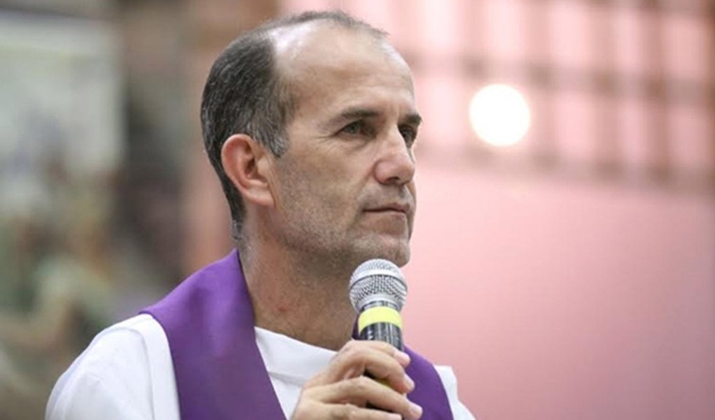 Pároco Luiz Augusto, que há pelo menos 20 anos não assina ponto para fazer jus ao salário de R$ 11,8 mil como analista legislativo da Assembleia Legislativa de Goiás, defende-se alegando que, com a permissão da lei, esteve “à disposição de parlamentares para a realização de trabalhos sociais”; depois, tirou licença sem remuneração para interesses particulares e que, atualmente, está de licença prêmio (remunerada) desde novembro até maio; ele reforça que, do salário, pega apenas o necessário para para o Ipasgo (plano de saúde); o restante é destinado àqueles que lhe pedem ajuda (Foto: Realle Palazzo-Martini) Pároco Luiz Augusto, que há pelo menos 20 anos não assina ponto para fazer jus ao salário de R$ 11,8 mil como analista legislativo da Assembleia Legislativa de Goiás, defende-se alegando que, com a permissão da lei, esteve “à disposição de parlamentares para a realização de trabalhos sociais”; depois, tirou licença sem remuneração para interesses particulares e que, atualmente, está de licença prêmio (remunerada) desde novembro até maio; ele reforça que, do salário, pega apenas o necessário para para o Ipasgo (plano de saúde); o restante é destinado àqueles que lhe pedem ajuda