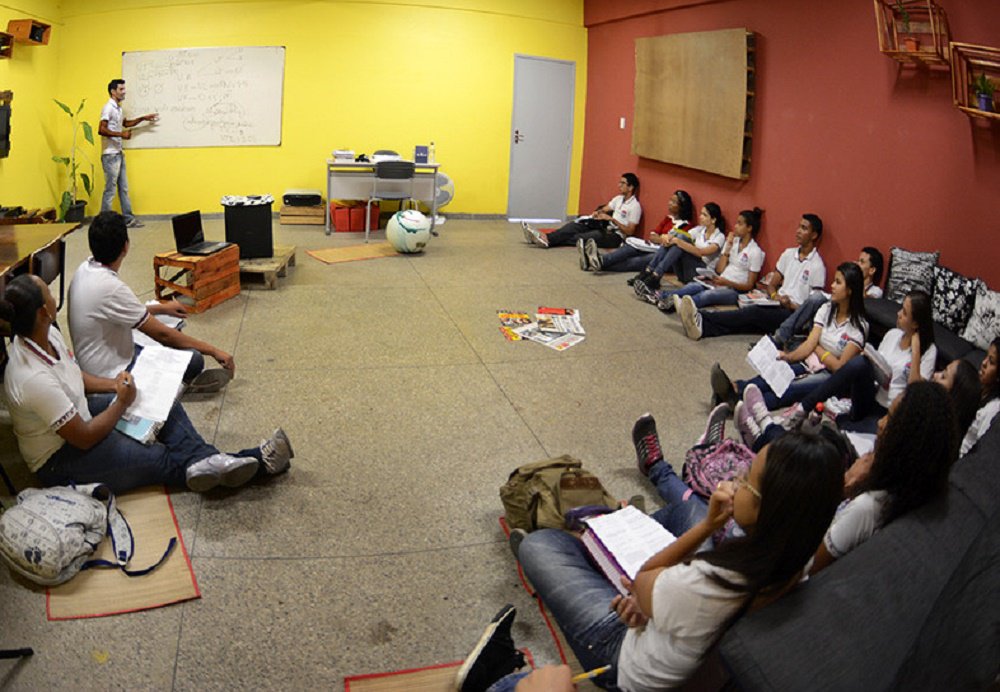 Um projeto pioneiro, criado por um professor da Língua Portuguesa, da rede estadual de ensino de Sergipe, vem despertando o interesse dos estados de São Paulo, Minas Gerais e Rio de Janeiro; há quase um ano, o professor Fabiano Oliveira, do Colégio Estadual Dom Luciano, colocou em prática um sonho de 10 anos: ter um espaço especial para ensinar literatura, redação, música, produção de textos, entrevistas, gravação de programas e interação com as redes sociais; A metodologia é criar conceitos partindo do princípio que os alunos podem trazê-los de casa. Não quero nada pronto, todo é discutido e analisado na lógica. O aluno tem que pensar, usar a criatividade e desenvolver o raciocínio", disse (Foto: Valter Lima) Um projeto pioneiro, criado por um professor da Língua Portuguesa, da rede estadual de ensino de Sergipe, vem despertando o interesse dos estados de São Paulo, Minas Gerais e Rio de Janeiro; há quase um ano, o professor Fabiano Oliveira, do Colégio Estadual Dom Luciano, colocou em prática um sonho de 10 anos: ter um espaço especial para ensinar literatura, redação, música, produção de textos, entrevistas, gravação de programas e interação com as redes sociais; A metodologia é criar conceitos partindo do princípio que os alunos podem trazê-los de casa. Não quero nada pronto, todo é discutido e analisado na lógica. O aluno tem que pensar, usar a criatividade e desenvolver o raciocínio", disse