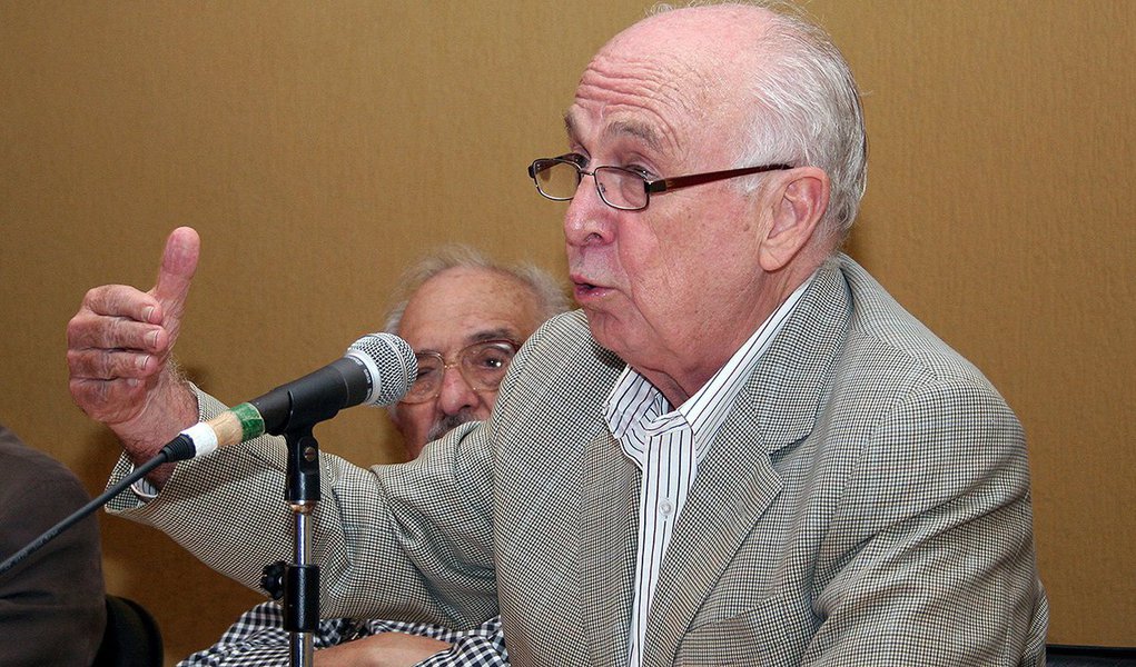 Segundo Luiz Carlos Bresser-Pereira, ministro dos governos FHC e Sarney, “a sociedade civil, em particular os ricos e a oposição política, precisa assumir sua responsabilidade para com a nação, aceitar a derrota nas eleições e voltar a ajudar o país a ser governado, em vez de falar em impeachment ou em tentar inviabilizar o governo”; “O próximo embate eleitoral é em 2018, não é agora”, lembra (Foto: Roberta Namour) Segundo Luiz Carlos Bresser-Pereira, ministro dos governos FHC e Sarney, “a sociedade civil, em particular os ricos e a oposição política, precisa assumir sua responsabilidade para com a nação, aceitar a derrota nas eleições e voltar a ajudar o país a ser governado, em vez de falar em impeachment ou em tentar inviabilizar o governo”; “O próximo embate eleitoral é em 2018, não é agora”, lembra