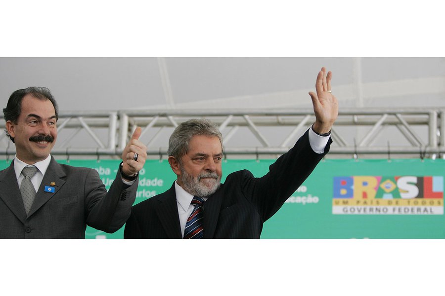 Apontado como um superministro que teria pretensões presidenciais daqui a quatro anos, o ministro-chefe da Casa Civil, Aloizio Mercadante, fez questão de afastar essa hipótese logo na largada do segundo governo Dilma; "Ele é o meu candidato, sempre foi. Não tem essa discussão no PT. Quem está no coração da militância do PT é Lula. Eu não tenho essa pretensão e não está no meu horizonte'', disse ele; "Já estou chegando numa fase da vida em que dediquei tudo que podia para fazer o melhor para vida pública e para o país"; definição precoce do candidato atormenta a oposição e reduz o risco de fogo amigo dentro do PT (Foto: Leonardo Attuch) Apontado como um superministro que teria pretensões presidenciais daqui a quatro anos, o ministro-chefe da Casa Civil, Aloizio Mercadante, fez questão de afastar essa hipótese logo na largada do segundo governo Dilma; "Ele é o meu candidato, sempre foi. Não tem essa discussão no PT. Quem está no coração da militância do PT é Lula. Eu não tenho essa pretensão e não está no meu horizonte'', disse ele; "Já estou chegando numa fase da vida em que dediquei tudo que podia para fazer o melhor para vida pública e para o país"; definição precoce do candidato atormenta a oposição e reduz o risco de fogo amigo dentro do PT