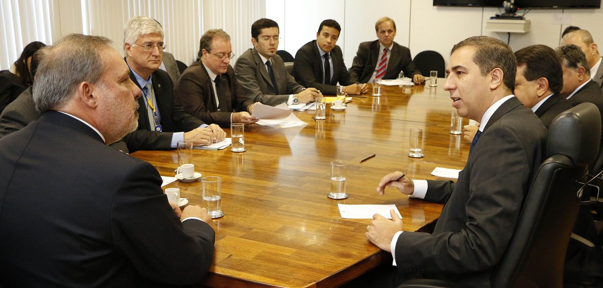 Vice-governador e secretário de Desenvolvimento Econômico, José Eliton, esteve no Ministério do Desenvolvimento, Indústria e Comércio Exterior (MDIC) em audiência com o ministro Armando Monteiro; ele discutiu projetos e estratégias que demandam parcerias e ações conjuntas entre o Governo do Estado e o Governo Federal como, por exemplo, missões comerciais que resultarão em oportunidades de negócios com empresários e investidores internacionais, e Arranjos Produtivos Locais (APL’s), entre outros temas (Foto: José Barbacena) Vice-governador e secretário de Desenvolvimento Econômico, José Eliton, esteve no Ministério do Desenvolvimento, Indústria e Comércio Exterior (MDIC) em audiência com o ministro Armando Monteiro; ele discutiu projetos e estratégias que demandam parcerias e ações conjuntas entre o Governo do Estado e o Governo Federal como, por exemplo, missões comerciais que resultarão em oportunidades de negócios com empresários e investidores internacionais, e Arranjos Produtivos Locais (APL’s), entre outros temas